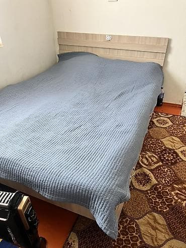 подвесной стол: Двуспальная кровать с высоким изголовьем и выдвижными ящиками для — 2