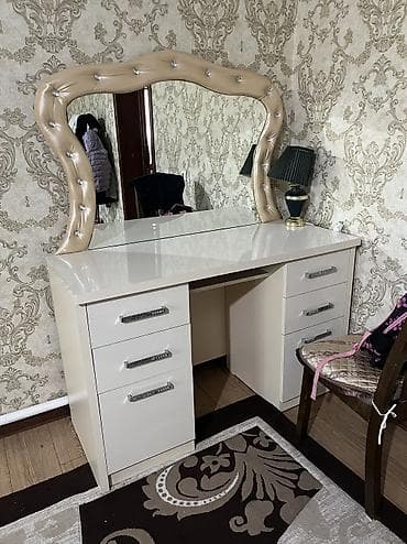 продаю ключ: Спальный гарнитур в современном глянцевом исполнении, цвет — 3