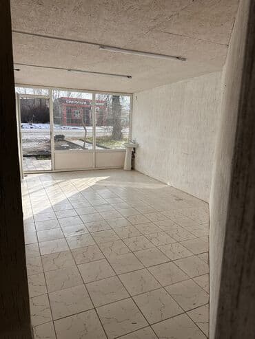 срочно продаю в связи с переездом: Сдается в аренду коммерческое помещение . Находящийся по улице — 4