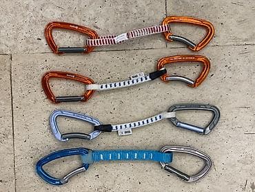 карабин: Набор карабинов от известных брендов RedFox и Petzl. Эти карабины — 4