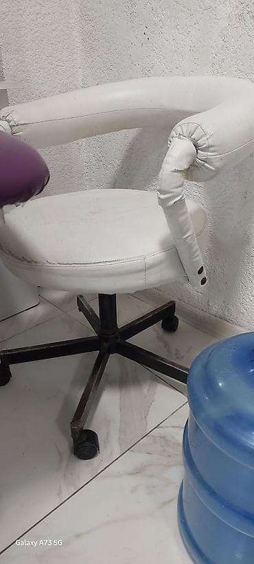 Кресло на колесиках с круглыми подлокотниками - Тип