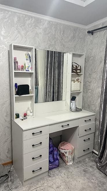 старинные вещи: СРОЧНО ПРОДАЮ 🤍 Туалетный столик с зеркалом Очень удобный и — 1