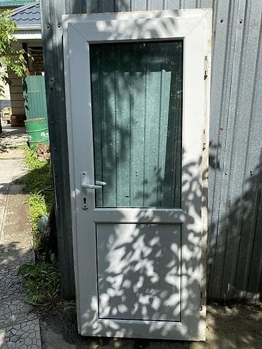 Пластиковые двери: Пластиковая дверь, Б/у, Со стеклом — 1