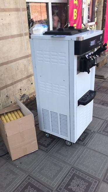 Аппарат для мягкого мороженого (софт). Напольная модель на колесах, с