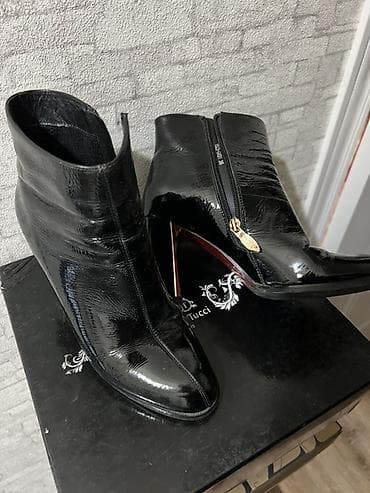 обувь зимняя женская: Женская обувь — три пары. 1) Высокие сапоги на каблуке - Цвет — 2