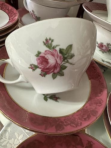 Посуда: Розы, розы! 
Чайные пары с тарелочками на 12 персон.
Производство ГДР! — 1