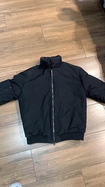 Черная утепленная куртка-бомбер Размер L - Лаконичный дизайн