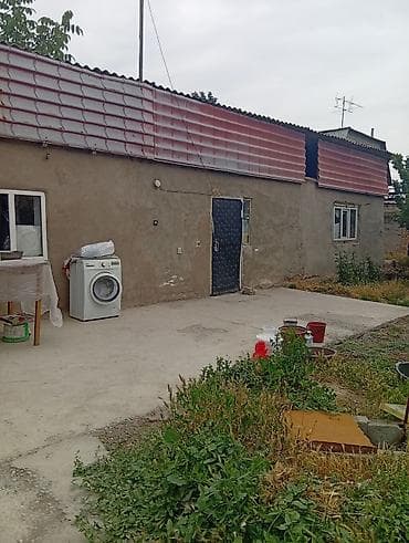 Одноэтажный дом с придомовой территорией. - Планировка: вход через