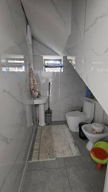 сдаю кв алтын ордо: 🏡 Просторный двухэтажный дом в жилмассиве Алтын Ордо 📍 Район: Алтын — 7