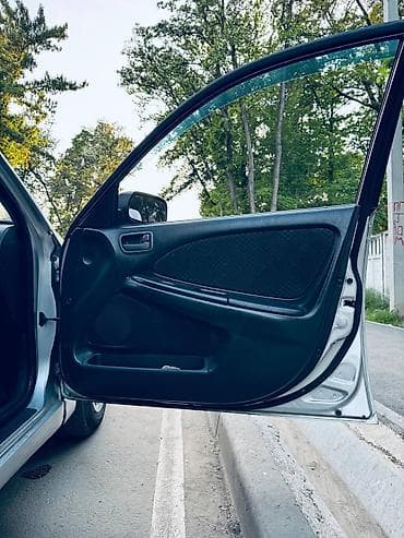 Транспорт: Toyota Avensis: 2001 г., 1.8 л, Механика, Бензин, Лифтбек — 8