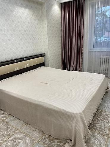 Мебель: Двуспальная кровать с высоким изголовьем - Форм‑фактор: двуспальная — 2