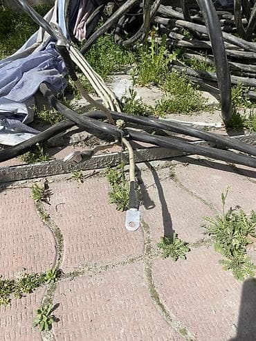 кабель монолит: Силовой кабель в изоляции (черный), крупное сечение. На концах местами — 2