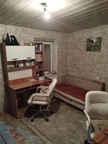 4х комнатную квартиру: - Отделка: светлые стены с текстурными и цветочными обоями, потолочные — 6