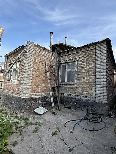 кызыл ата: 🏡 Продаётся уютный дом в ж/м Бакай-Ата! ✨ Просторный кирпичный дом — 4