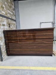 стол рабочий офисный: Продаю стойку ресепшн. Лакированный турецкий ламинат. Высота — 2