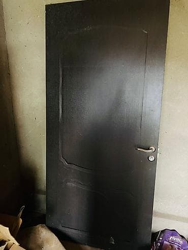 купить часы настенные: Межкомнатная дверь с ручкой и замком - Полотно тёмного цвета (почти — 1