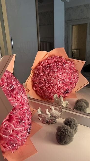 такие цветы: Букет из атласных роз на 8 марта - Пышная круглая шляпная композиция — 3