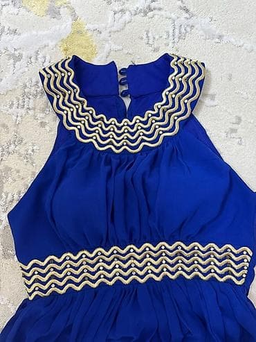 Элегантное синее платье с декоративной отделкой золотистого цвета at lalafo.kg Элегантное синее платье с декоративной отделкой золотистого цвета