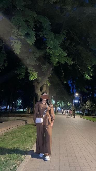 Женский комплект из двух предметов: свободные брюки + блуза - Цвет at lalafo.kg Женский комплект из двух предметов: свободные брюки + блуза - Цвет