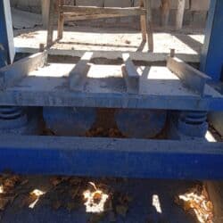 стол трансформер 2 в 1: Пескоблок чыгарган полуавтомат станок сатылат. Станок жаны, комплекте — 10