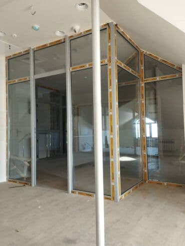 полировка панели: Стеклянная перегородка с дверью, выполненная в светлых тонах. Идеально — 2