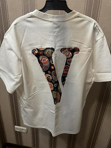 футболка versace мужские: Белая футболка с короткими рукавами и круглым вырезом, украшенная — 2