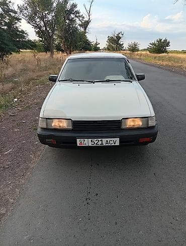 бюджетные авто: Легковой седан белого цвета. Основные особенности: - Бензиновый — 2