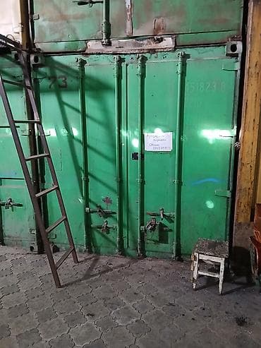 Металлический морской контейнер, окрашен в зелёный цвет