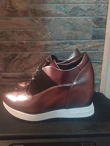 батек алтын: 39 размер, чуть-чуть маломерят. Новые, продаю, потому что размер не — 4