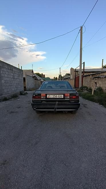 Унаа: Mazda 626: 1989 г., 2 л, Кол менен иштөөчү, Бензин, Седан — 3
