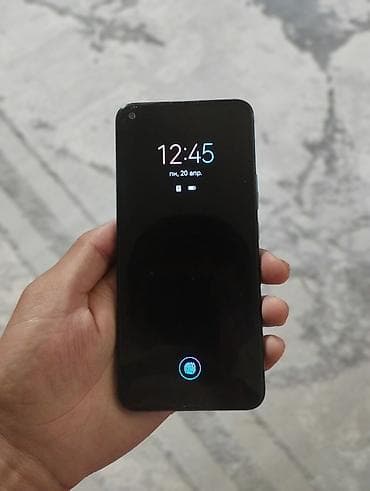 самсунг галакси нот 9: Смартфон с камерой и экраном с вырезом под фронтальную камеру слева — 1