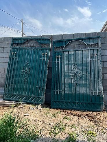 Распашные ворота: Металлические распашные ворота из профнастила с кованым декором — 1