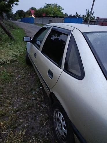 Opel Vectra: 1992 г., 1.8 л, Механика, Бензин, Седан at lalafo.kg Opel Vectra: 1992 г., 1.8 л, Механика, Бензин, Седан