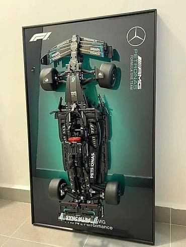 продаю боди: Постер-витрина с объемной моделью болида Mercedes-AMG Petronas Formula — 1