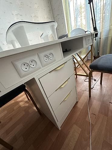 педикюрные кресло: Маникюрный стол 14,000 педикюрный стол 12.000 Срочно продаю!! Звонить — 7