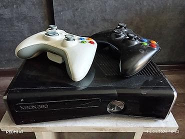 Игровая консоль Xbox 360 (Slim) с двумя беспроводными геймпадами