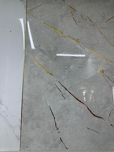 слэб: Керамогранитная плитка с эффектом серого мрамора и золотых прожилок — 1