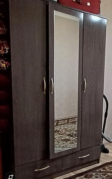 Шифоньерлер, кийидер үчүн шкафтар: Трехдверный шкаф-купе для одежды с зеркальной средней дверцей. - — 2