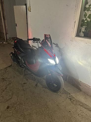 scoot: Скутер/мопед спортивного стиля, черный с красными акцентами и тюнингом — 9