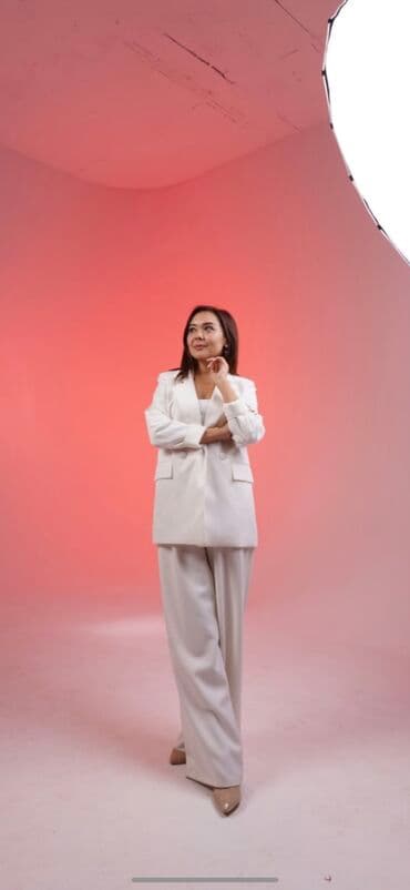 Продам белый костюм-тройка! Пиджак, брюки клеш и брюки база Брала