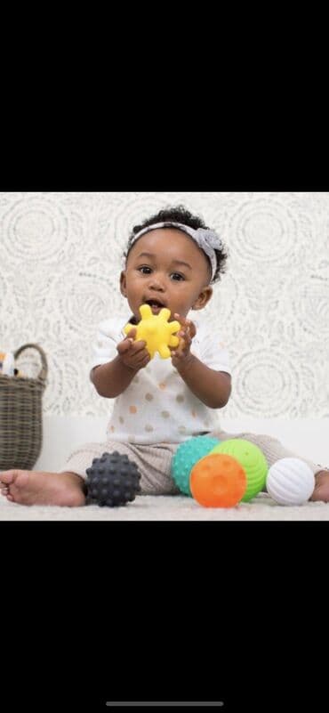 развивающие игрушки по месяцам: Infantino Textured Multi Ball Set имеет яркие цвета и интересные — 2