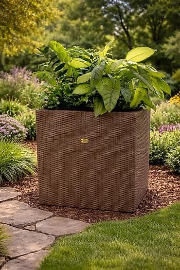 душ поддон: Напольная клумба на каркасе из бруса сосны, оплетенная ротангом. Объем — 3