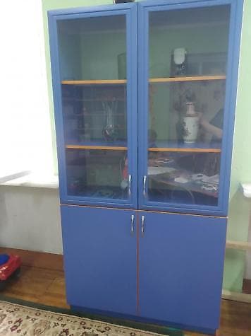 Книжный шкаф синего цвета,для детской комнаты, детских учреждений или