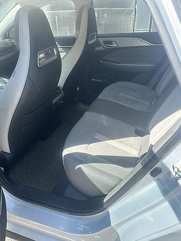 c4 a6: Электромобиль AION S Plus - Кузов: седан, серебристый цвет - Задние — 5