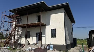 ошский базар: Двухэтажный дом с плоско-скатной крышей и широкими свесами, фасад — 2