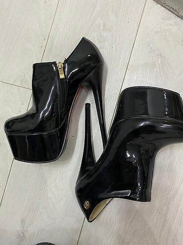 second hand obuv: Каблуки 17см черный вечерний
Состояние хорошая 9/10
Удобная и стильная — 3