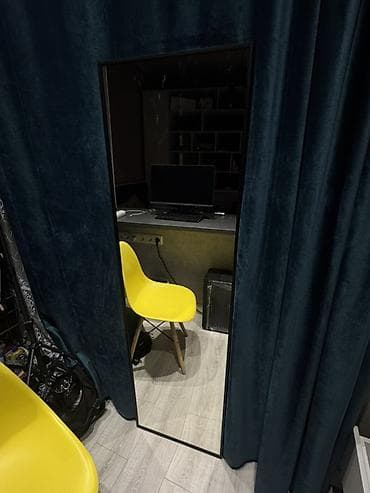 Напольное зеркало в узкой металлической рамке - Форма: прямоугольное