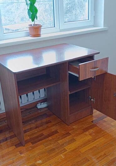советскую тумбу: Письменный стол, Б/у — 1