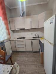 срочно продаётся 1 комнатная квартира в районе ошского рынка по улице молодая гвардия токтогула: 2 комнаты, 41 м², Индивидуалка, 2 этаж, Евроремонт — 3