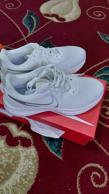 Кроссовки (2 пары) 1) Белые кроссовки Nike - Легкий верх из сетчатого